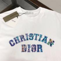 ディオール 偽物 Tシャツ カラフルロゴ アート的なフォント 現代的なデザイン DIOR