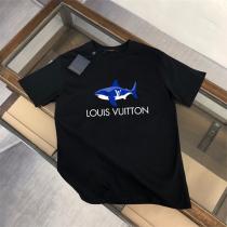 ルイヴィトン コピー Tシャツ サメ＆LVロゴ 遊び心 ラグジュアリー感 融合 デザイン LOUIS VUITTON