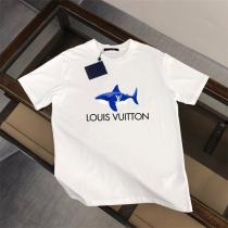 ルイヴィトン コピー Tシャツ サメ＆LVロゴ 遊び心 ラグジュアリー感 融合 デザイン LOUIS VUITTON