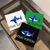 ルイヴィトン コピー Tシャツ サメ＆LVロゴ 遊び心 ラグジュアリー感 融合 デザイン LOUIS VUITTON