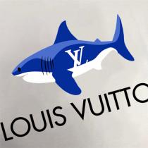 ルイヴィトン コピー Tシャツ サメ＆LVロゴ 遊び心 ラグジュアリー感 融合 デザイン LOUIS VUITTON
