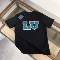 LOUIS VUITTON 偽物 Tシャツ 青＆赤の鮮やかなロゴ 目を引く グラフィック デザイン ルイヴィトン
