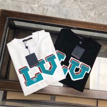 LOUIS VUITTON 偽物 Tシャツ 青＆赤の鮮やかなロゴ 目を引く グラフィック デザイン ルイヴィトン