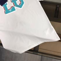 LOUIS VUITTON 偽物 Tシャツ 青＆赤の鮮やかなロゴ 目を引く グラフィック デザイン ルイヴィトン