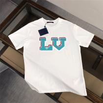 LOUIS VUITTON 偽物 Tシャツ 青＆赤の鮮やかなロゴ 目を引く グラフィック デザイン ルイヴィトン