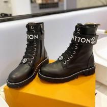 LOUIS VUITTON スーパーコピー ブーツ 黒レザー 白ステッチ 大きなロゴ スポーティーエレガンス ルイヴィトン