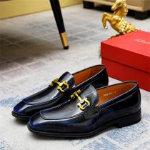 FERRAGAMO コピー ビジネスシューズ ブラックレザー ローファースタイル ゴールド金具アクセント フェラガモ