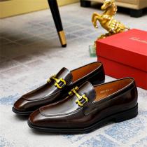 FERRAGAMO コピー ビジネスシューズ ブラックレザー ローファースタイル ゴールド金具アクセント フェラガモ