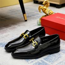 FERRAGAMO コピー ビジネスシューズ ブラックレザー ローファースタイル ゴールド金具アクセント フェラガモ