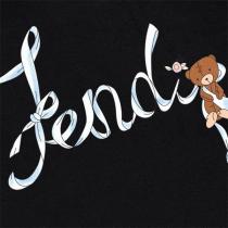 FENDI スーパーコピー トレーナー 手書き風ロゴ ベアキャラクター 可愛さを引き立てる フェンデイ