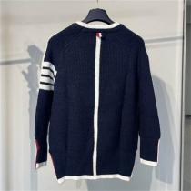 THOM BROWNE スーパーコピー セーター スポーティー＆エレガント 左袖3本ラインとトリコロールアクセント トムブラウン