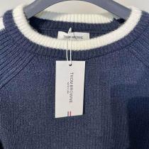 THOM BROWNE スーパーコピー セーター スポーティー＆エレガント 左袖3本ラインとトリコロールアクセント トムブラウン