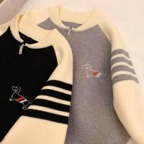 トムブラウン コピー カーディガン トリコロールラインと犬刺繍 ディテールまでこだわりの一着 THOM BROWNE