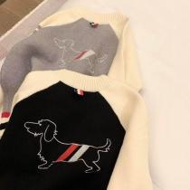 トムブラウン コピー カーディガン トリコロールラインと犬刺繍 ディテールまでこだわりの一着 THOM BROWNE