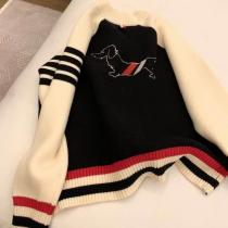 トムブラウン コピー カーディガン トリコロールラインと犬刺繍 ディテールまでこだわりの一着 THOM BROWNE