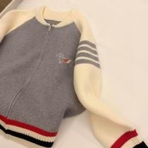 トムブラウン コピー カーディガン トリコロールラインと犬刺繍 ディテールまでこだわりの一着 THOM BROWNE