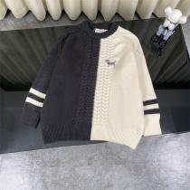 THOM BROWNE コピー セーター 片側ケーブル編みとトリコロール犬刺繍 斬新で個性的なデザイン トムブラウン