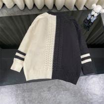 THOM BROWNE コピー セーター 片側ケーブル編みとトリコロール犬刺繍 斬新で個性的なデザイン トムブラウン