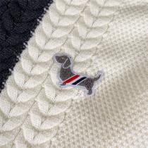 THOM BROWNE コピー セーター 片側ケーブル編みとトリコロール犬刺繍 斬新で個性的なデザイン トムブラウン