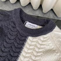 THOM BROWNE コピー セーター 片側ケーブル編みとトリコロール犬刺繍 斬新で個性的なデザイン トムブラウン