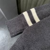 THOM BROWNE コピー セーター 片側ケーブル編みとトリコロール犬刺繍 斬新で個性的なデザイン トムブラウン