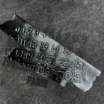 Maison Margiela スーパーコピー Tシャツ ダークグレー ダメージ加工 ロゴ 立体デザイン メゾン マルジェラ