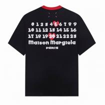 Maison Margiela スーパーコピー Tシャツ ブラック ベースカラー 赤い数字とロゴデザイン メゾン マルジェラ
