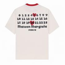 Maison Margiela スーパーコピー Tシャツ ブラック ベースカラー 赤い数字とロゴデザイン メゾン マルジェラ