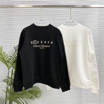 メゾン マルジェラ 偽物 トレーナー ブラック ロゴと数字プリント ゴールドアクセント Maison Margiela