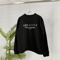 メゾン マルジェラ 偽物 トレーナー ブラック ロゴと数字プリント ゴールドアクセント Maison Margiela
