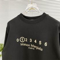 メゾン マルジェラ 偽物 トレーナー ブラック ロゴと数字プリント ゴールドアクセント Maison Margiela