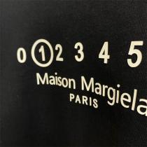 メゾン マルジェラ 偽物 トレーナー ブラック ロゴと数字プリント ゴールドアクセント Maison Margiela