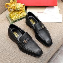 最新作おしゃれフェラガモ 偽物 ビジネスシューズ ブラックレザー シンプル金具 ディテール重視 FERRAGAMO