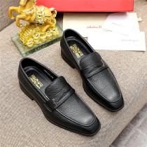 2026人気FERRAGAMO スーパーコピー ビジネスシューズ ブラックレザー シルバーディテール モダンローファー フェラガモ