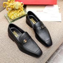 上品FERRAGAMO 偽物 ビジネスシューズ ブラックレザー スクエアトゥ シルバーバックルアクセント フェラガモ