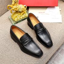 人気新作フェラガモ スーパーコピー ビジネスシューズ ブラックレザー ローファースタイル 金属ロゴディテール FERRAGAMO
