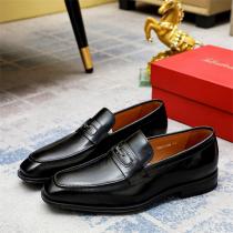 人気新作フェラガモ スーパーコピー ビジネスシューズ ブラックレザー ローファースタイル 金属ロゴディテール FERRAGAMO