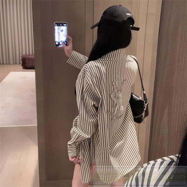 YSL 偽物 シャツ ピンクストライプ ロゴビジュー アクセント イヴ・サンローラン YvesSaintLaurent