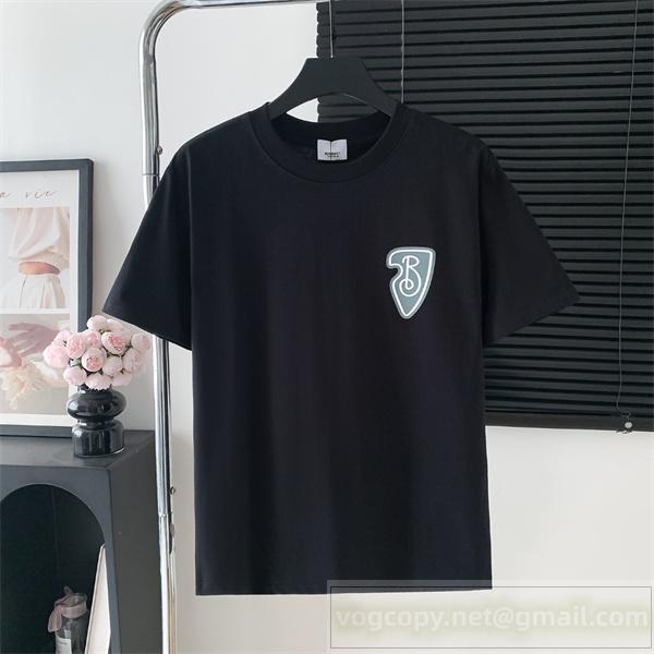 バーバリー 偽物 Tシャツ 騎士 ロゴ アートワーク ブラック ホワイト BURBERRY