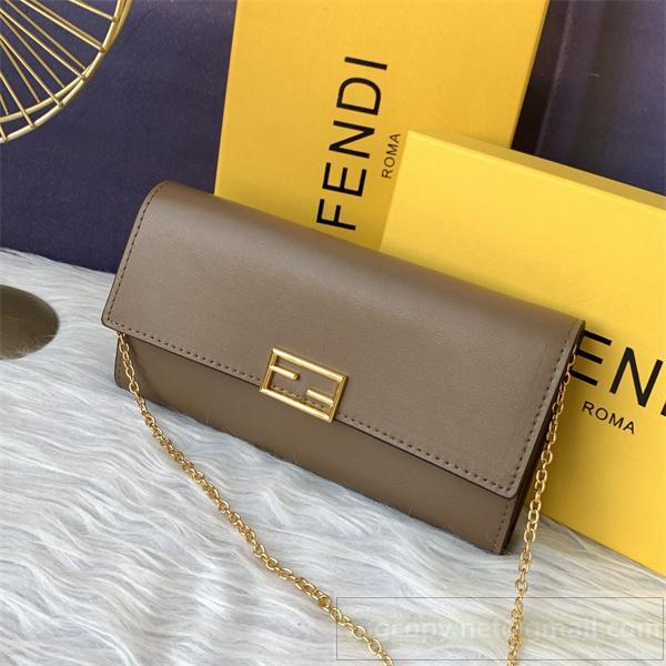 FENDI コピー ショルダーバッグ ベージュ レザー ゴールド金具 収納力 ラグジュアリー フェンディ
