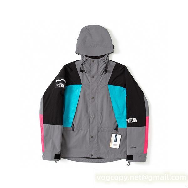 INVINCIBLE X THE NORTH FACE コピー ジャケット ピンク ターコイズ ロゴ コラボ ザノースフェイス 
