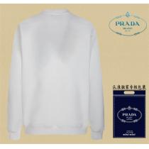 PRADA 偽物 トレーナー 大きなロゴとシンプルな美しさ カジュアルでも高級感を演出 プラダ