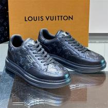 LOUIS VUITTON 偽物 スニーカー モノグラムエンボス ロゴ付き 厚底デザイン ルイヴィトン