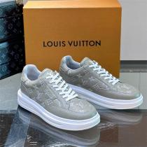 LOUIS VUITTON 偽物 スニーカー モノグラムエンボス ロゴ付き 厚底デザイン ルイヴィトン