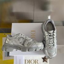 DIOR コピー スニーカー ホワイトメッシュ素材 ディテール強調 スポーティエレガント ディオール