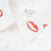 メゾン マルジェラ スーパーコピー シャツ ホワイト キスマーク 刺繍 Maison Margiela