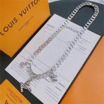 ルイヴィトン スーパー コピー ネックレス シルバーチェーン「LV」ロゴ クロスチャーム LOUIS VUITTON