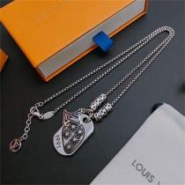 LOUIS VUITTON スーパー コピー ネックレス 「LV」ロゴ 1991年年号 星型チャーム ルイヴィトン