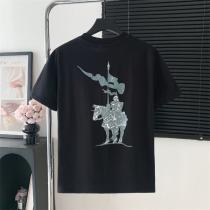 バーバリー 偽物 Tシャツ 騎士 ロゴ アートワーク ブラック ホワイト BURBERRY