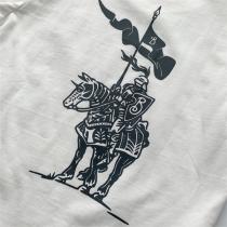 バーバリー 偽物 Tシャツ 騎士 ロゴ アートワーク ブラック ホワイト BURBERRY